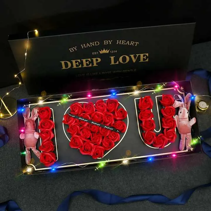 تغليف عيد الميلاد الفاخرة باللون الأسود ,Black Luxury Christmas Wrapping